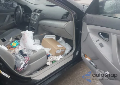 2010 Toyota Camry Le z USA, uszkodzony, nr VIN 4T1BF3EK8AU515627